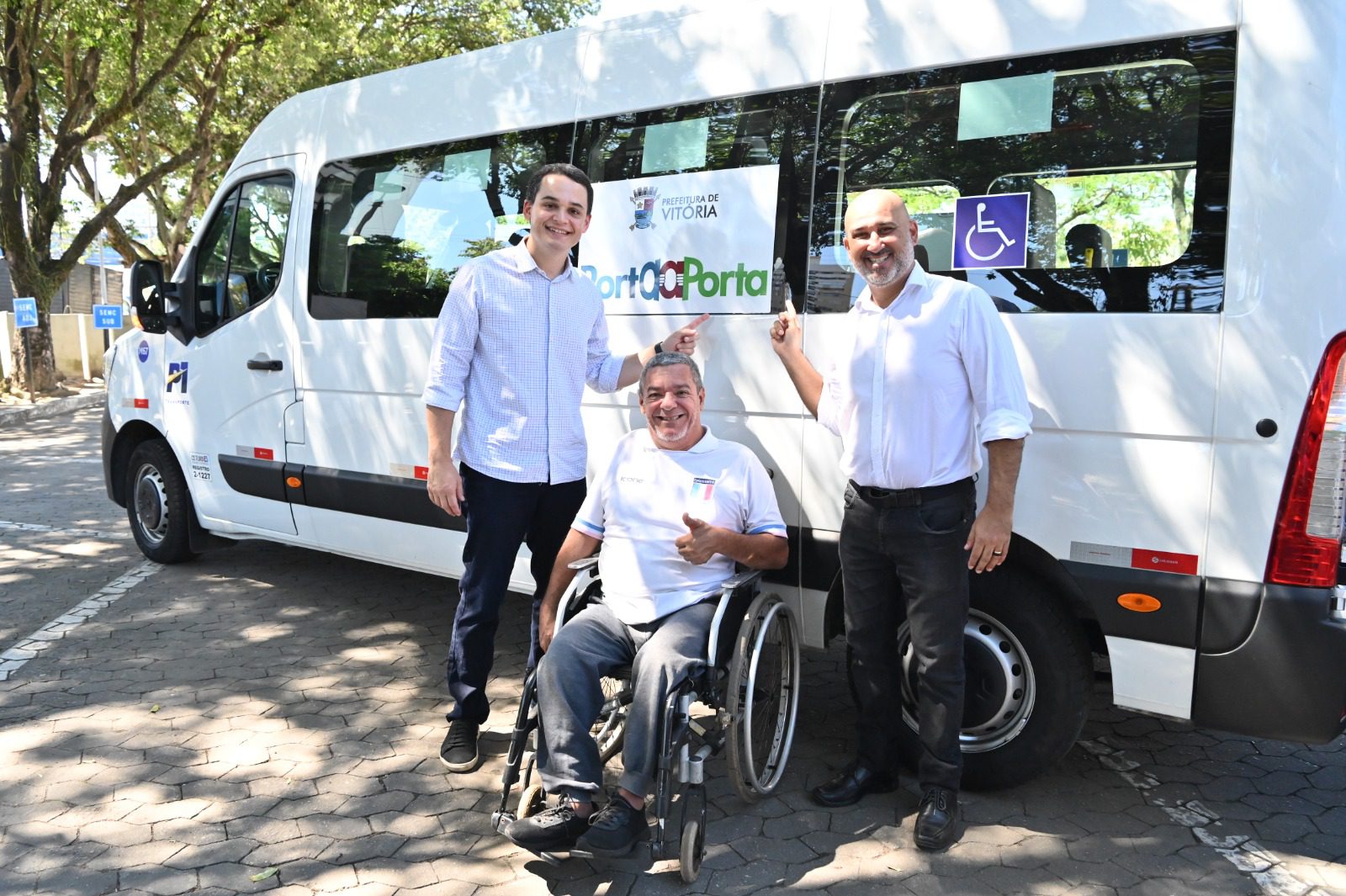 Porta a Porta: Pazolini entrega mais uma van para transporte de pessoas com deficiência