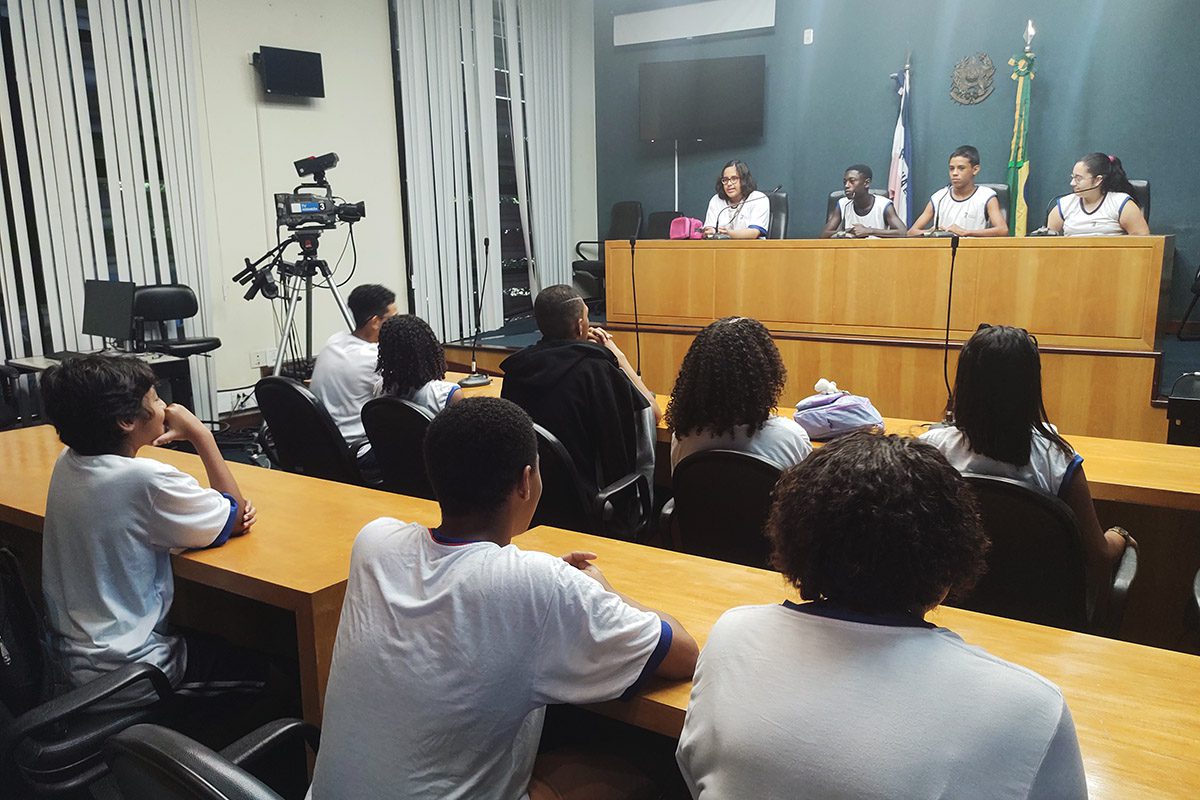 Alunos Têm Experiência Prática na Ales com Simulação de Sessão Ordinária