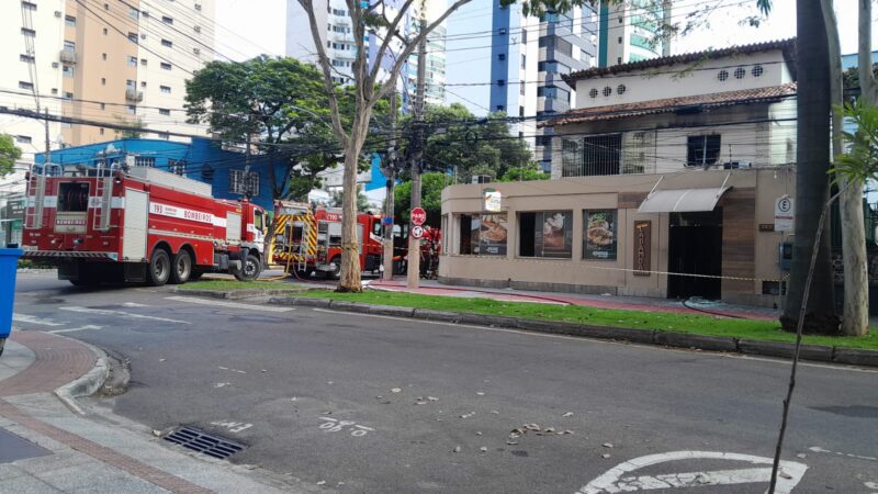 Restaurante pega fogo em bairro nobre de Vitória