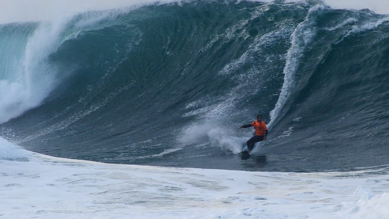 O capixaba Fábio Sandes desafia gigantes em Nazaré e inspira o surfe no Espírito Santo