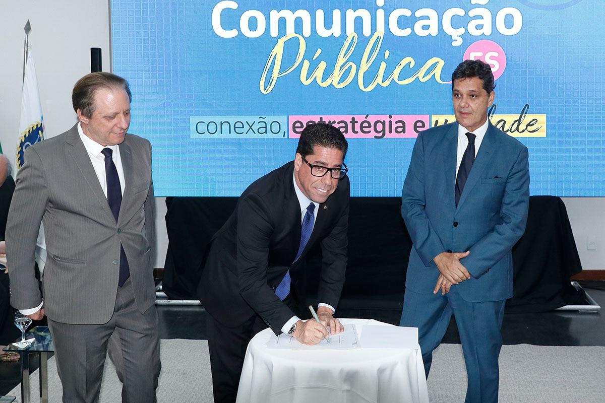 Assembleia firma termo de cooperação contra a desinformação