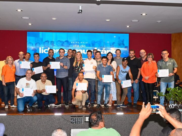 Pazolini homenageia líderes comunitários: representantes dos bairros da capital recebem reconhecimento