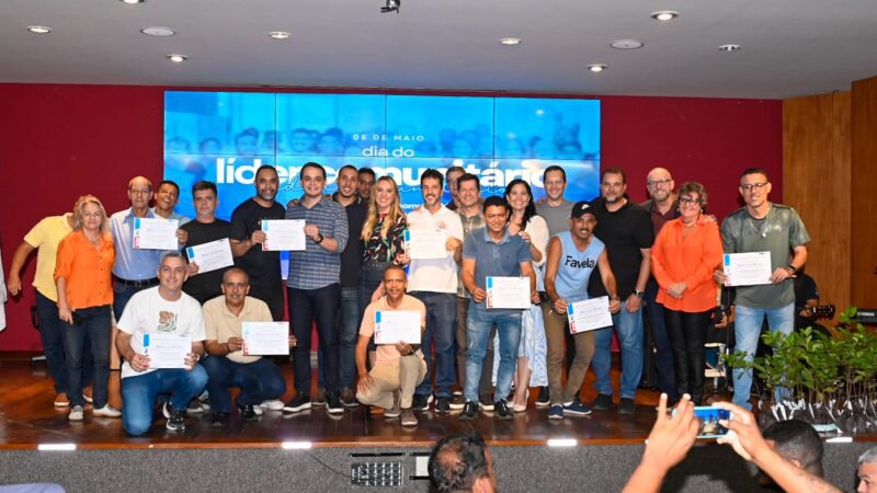 Pazolini homenageia líderes comunitários: representantes dos bairros da capital recebem reconhecimento