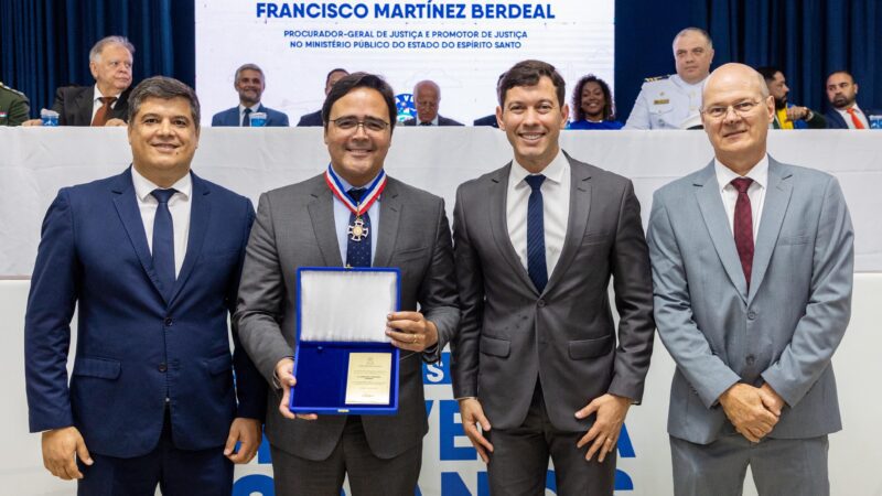 Vila Velha homenageia personalidades em solenidade pelos 490 anos do município