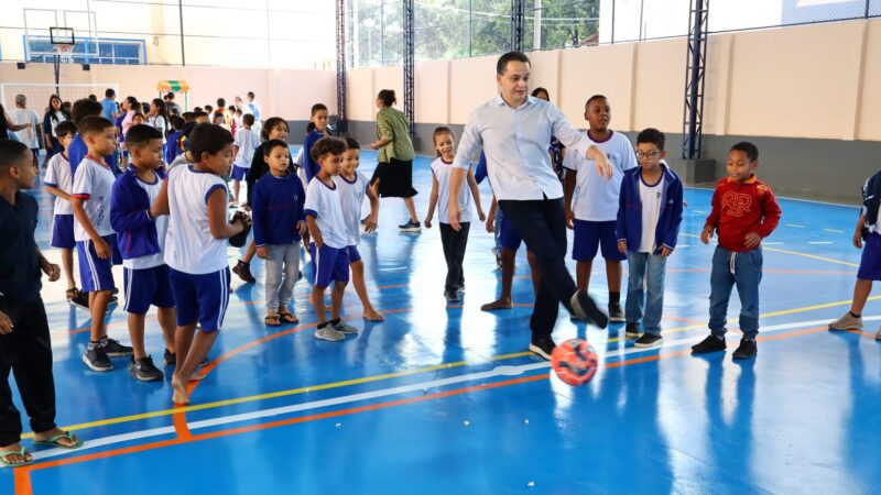 Pazolini entrega quadra poliesportiva da EMEF Heloisa Abreu, em Inhanguetá totalmente reformada