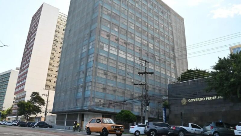 Vereadores realizam visita técnica ao edifício Castelo Branco, no centro de Vitória