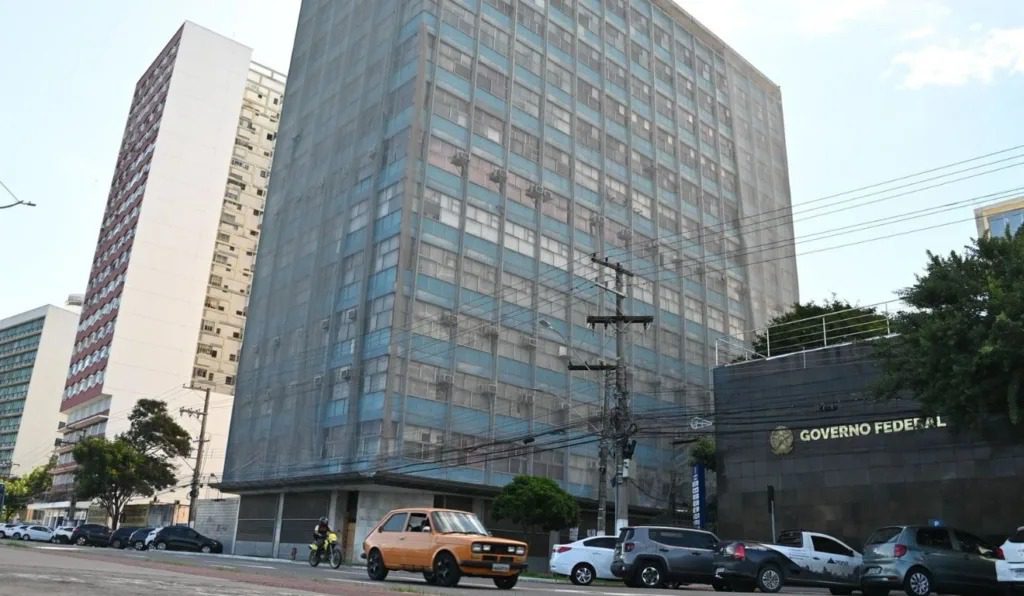 Vereadores realizam visita técnica ao edifício Castelo Branco, no centro de Vitória