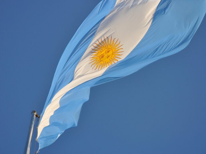 Argentina vai diminui imposto para importar celulares; preço do iPhone 16 pode ficar menor do que no Brasil