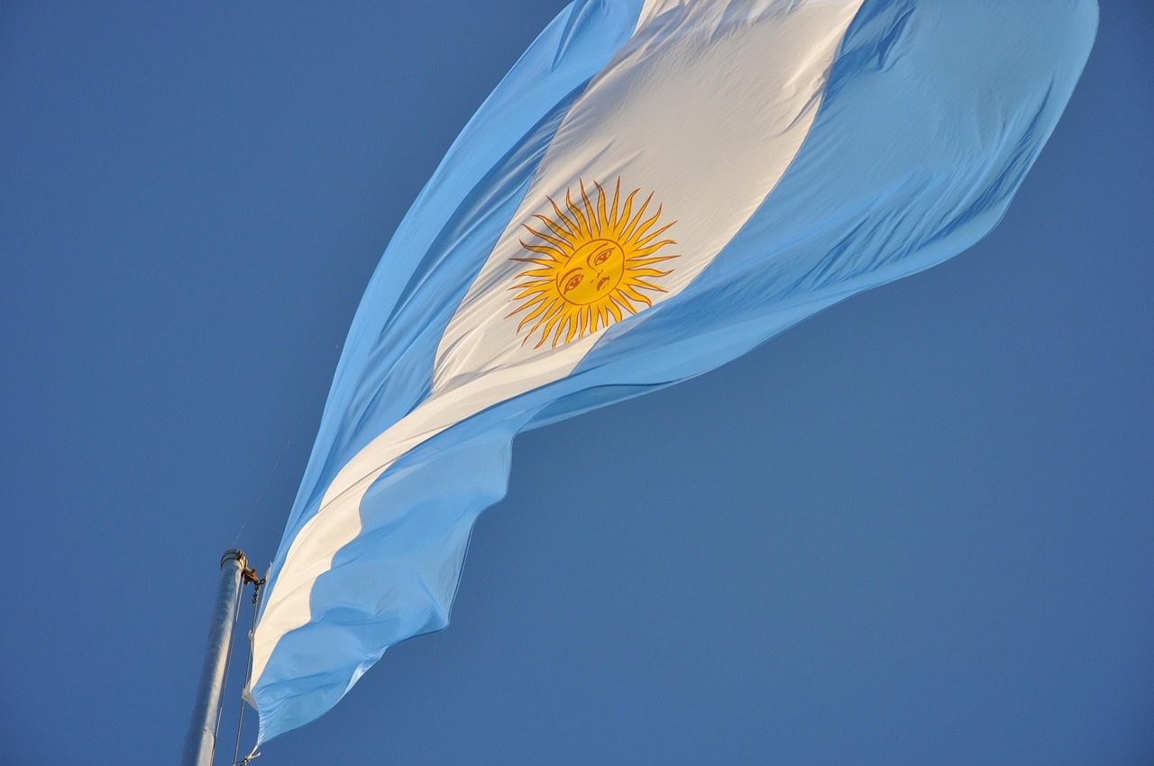 Argentina vai diminui imposto para importar celulares; preço do iPhone 16 pode ficar menor do que no Brasil