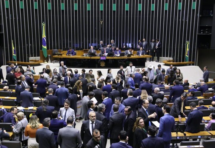 Câmara inicia semana de votações com foco em nova distribuição de cadeiras e marco das concessões