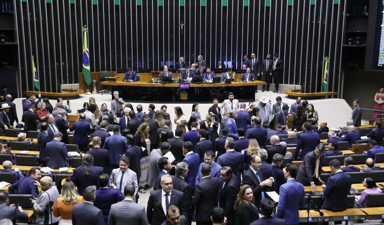 Câmara inicia semana de votações com foco em nova distribuição de cadeiras e marco das concessões