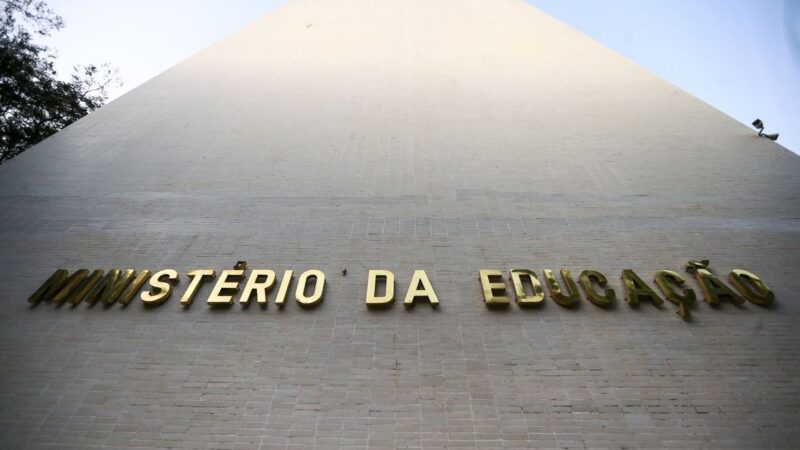 MEC bane modalidade EAD para 5 cursos e encurta total de aulas online