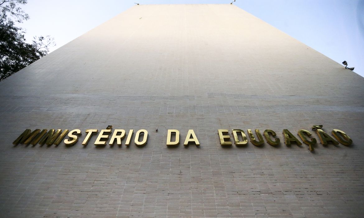 MEC bane modalidade EAD para 5 cursos e encurta total de aulas online