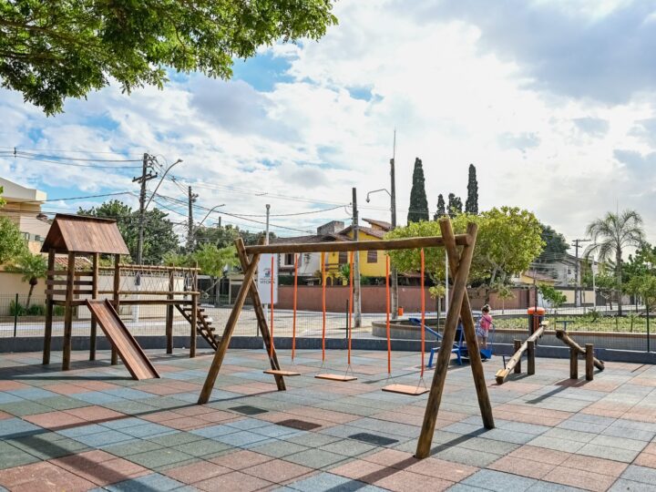 Praça ganha vida nova com entrega feita por Pazolini na capital