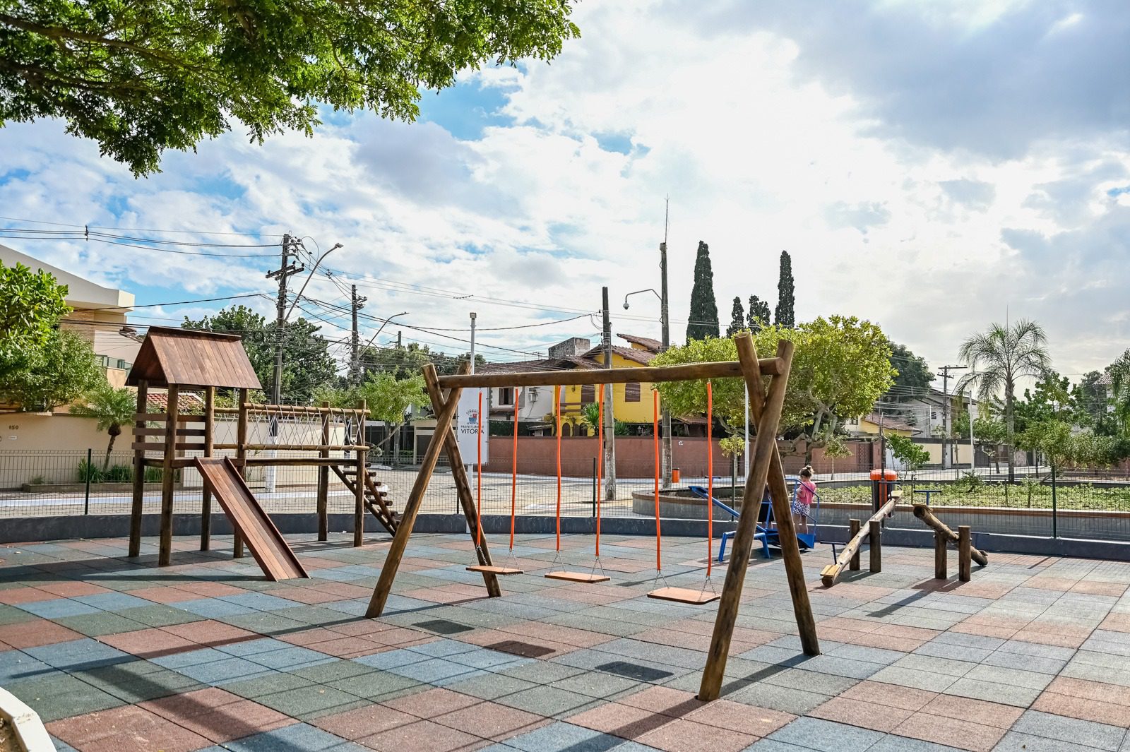 Praça ganha vida nova com entrega feita por Pazolini na capital