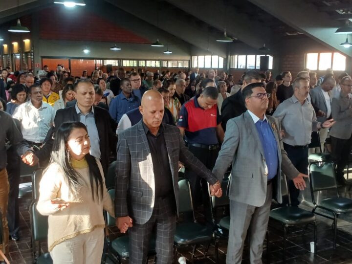 Homenagem Memorável: Vereador Devanir Reúne Comunidade em Evento Lotado para Reconhecer Líderes Religiosos em Vila Velha