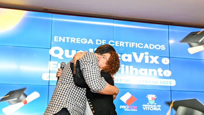 Oportunidades que transformam: Pazolini entrega certificados de qualificação a alunos do QualificaVix e Futuro Brilhante