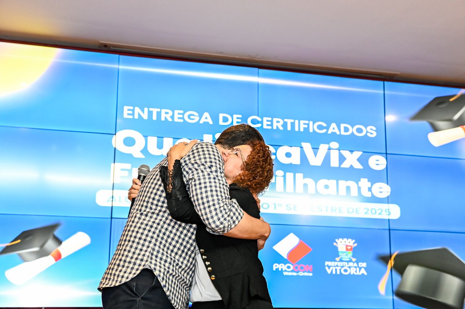 Oportunidades que transformam: Pazolini entrega certificados de qualificação a alunos do QualificaVix e Futuro Brilhante