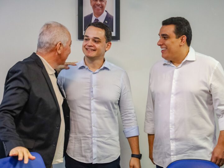 Prefeito de Vitória recebe Medalha e Certificado de Honra ao Mérito da Aspomires