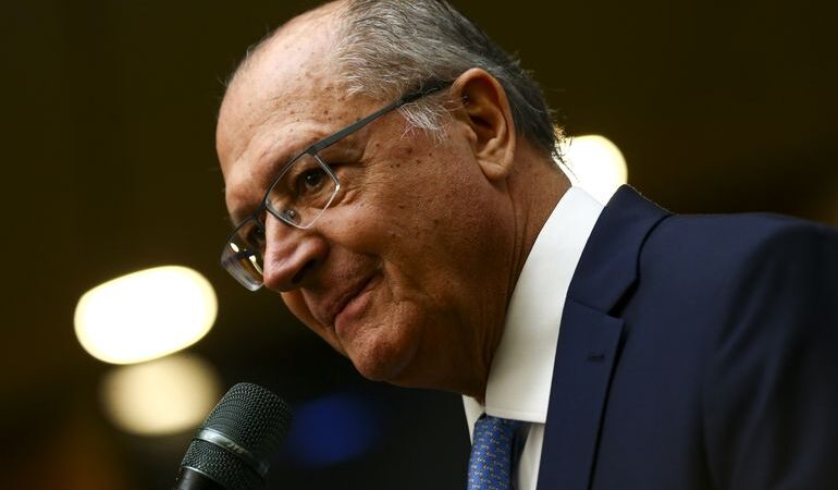 Tarifaço de Trump: Alckmin diz que Brasil publicará terça (15) decreto de reciprocidade