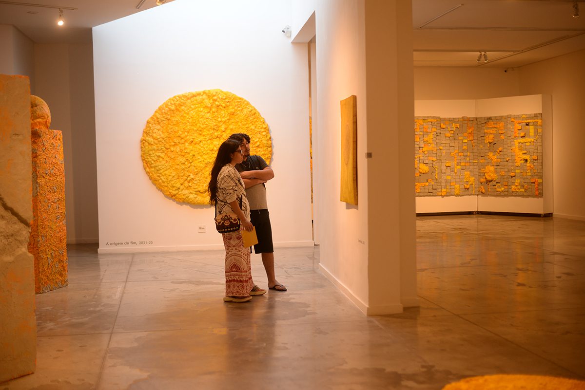 Exposição de Re Henri promove programa educativo, conectando arte, ciência e interdisciplinaridade em experiência poética única