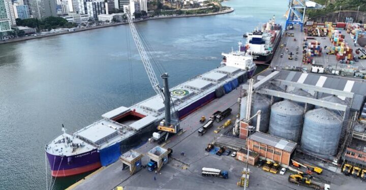 Vila Velha recebe primeiro navio Panamax com 33 mil toneladas de fertilizantes