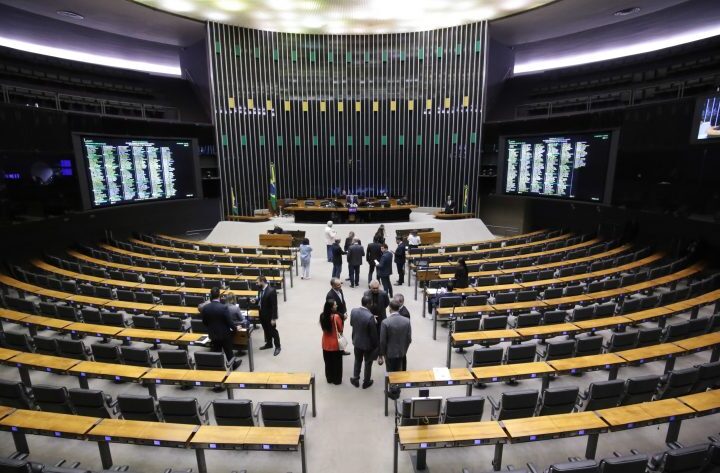 Câmara aprova urgência para projeto que amplia isenção do Imposto de Renda