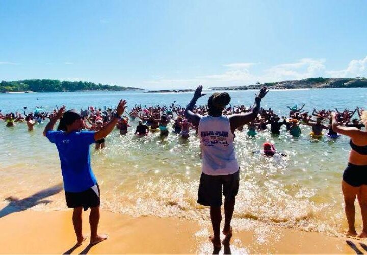 Vila Velha oferece 150 vagas para aulas de hidroginástica na Praia da Costa