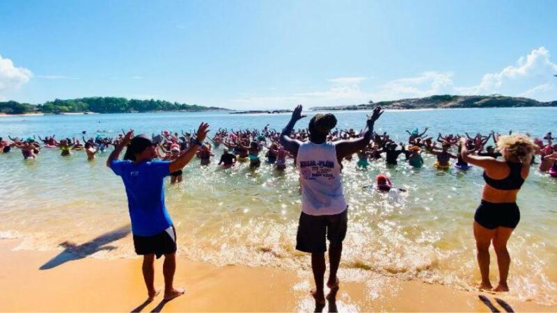 Vila Velha oferece 150 vagas para aulas de hidroginástica na Praia da Costa