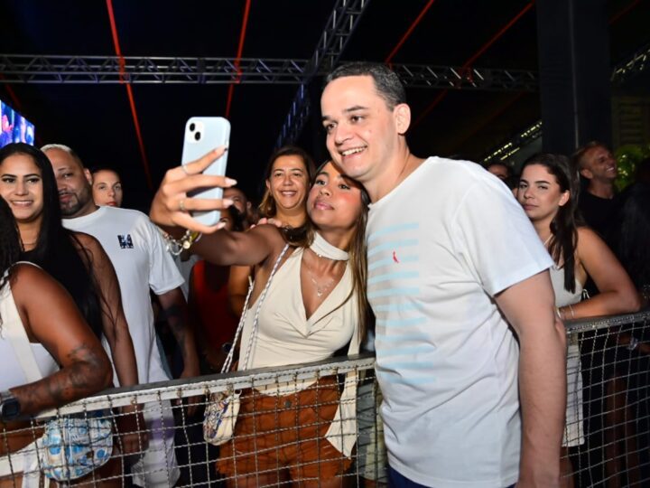 Camburi vira palco de festa: Arena de Verão 2026 reúne mais de 80 mil pessoas neste sábado