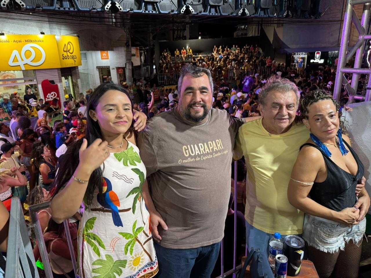 Prefeito de Guarapari, Rodrigo Borges, e seu tio Sérgio Borges prestigiam o Carnaval na cidade