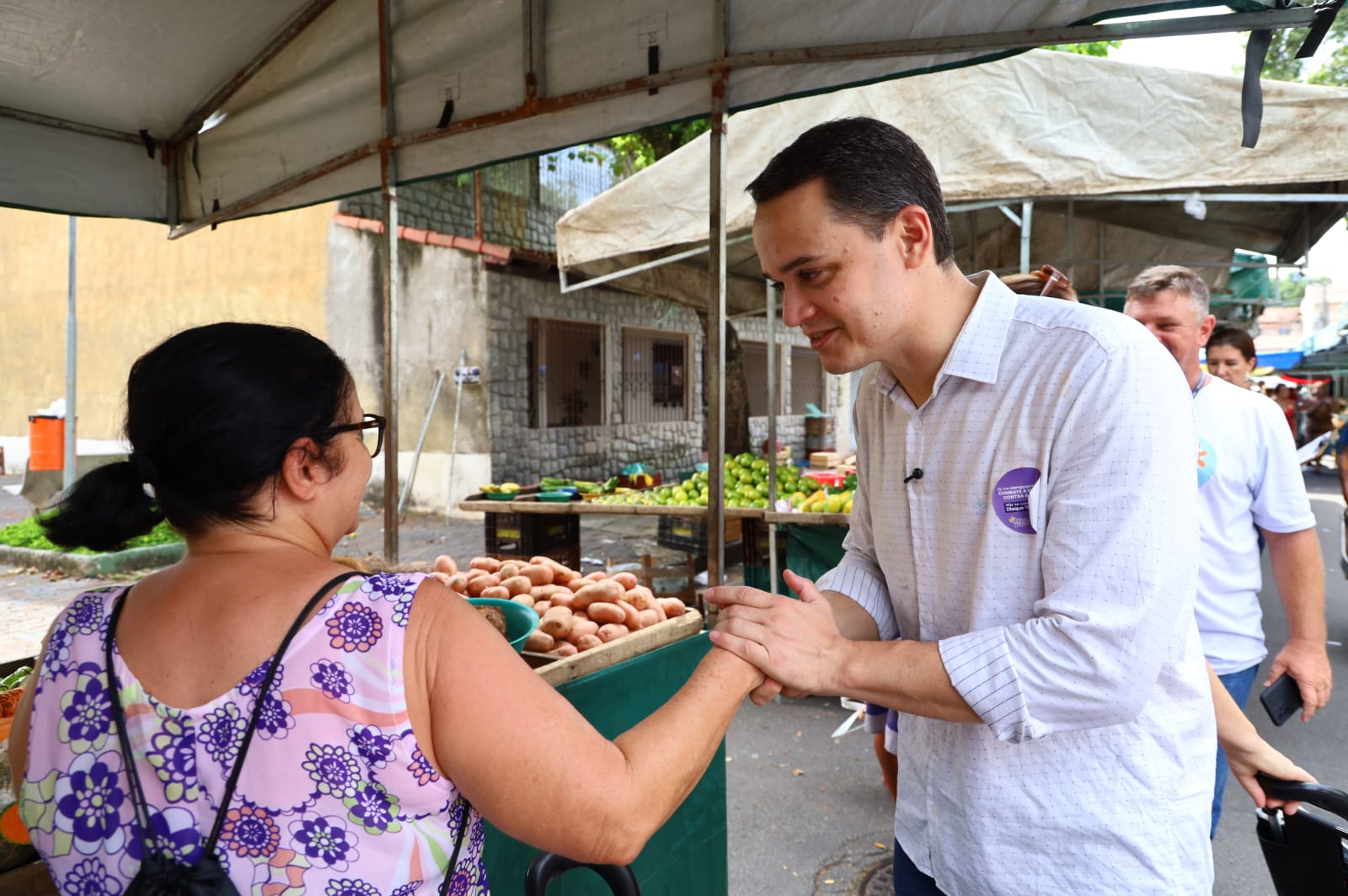 Em feira livre do Bairro República, Pazolini reforça políticas de apoio e proteção às mulheres