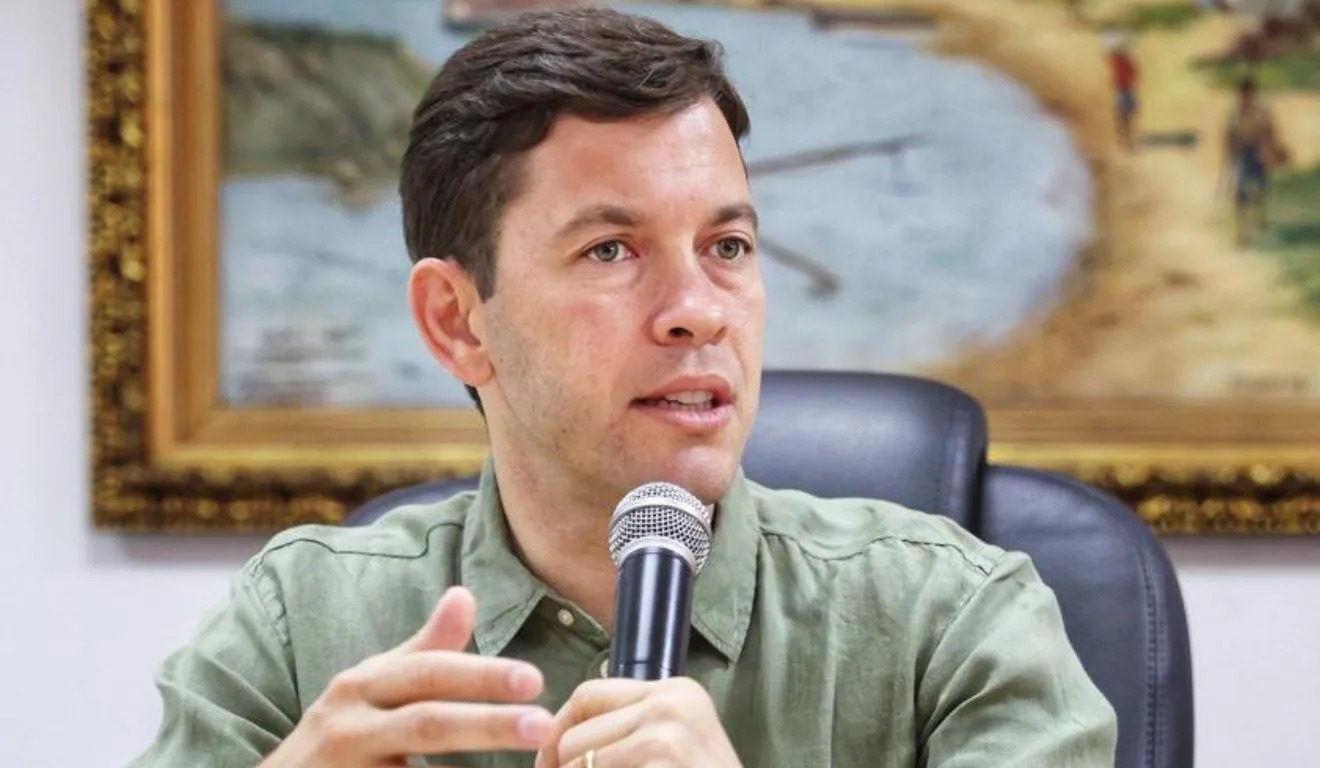 Arnaldinho permanece no cargo e vira peça-chave na eleição estadual