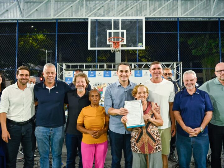 Pazolini entrega escrituras e garante regularização fundiária na Praia do Suá