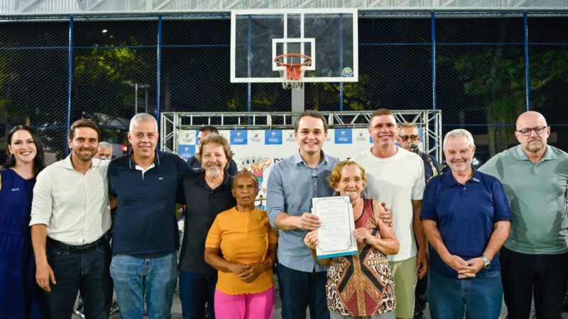 Pazolini entrega escrituras e garante regularização fundiária na Praia do Suá