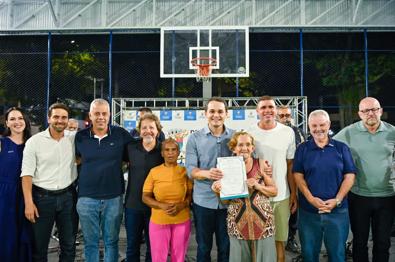 Pazolini entrega escrituras e garante regularização fundiária na Praia do Suá