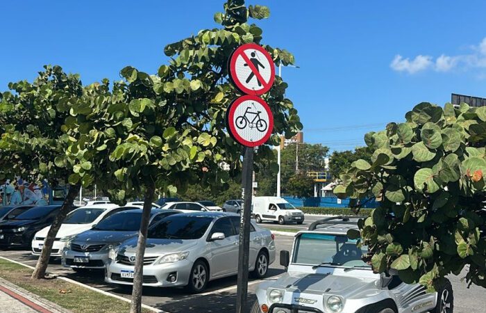 Nova sinalização vertical é implantada na orla de Camburi e na Mata da Praia