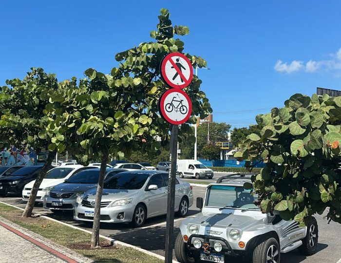 Nova sinalização vertical é implantada na orla de Camburi e na Mata da Praia