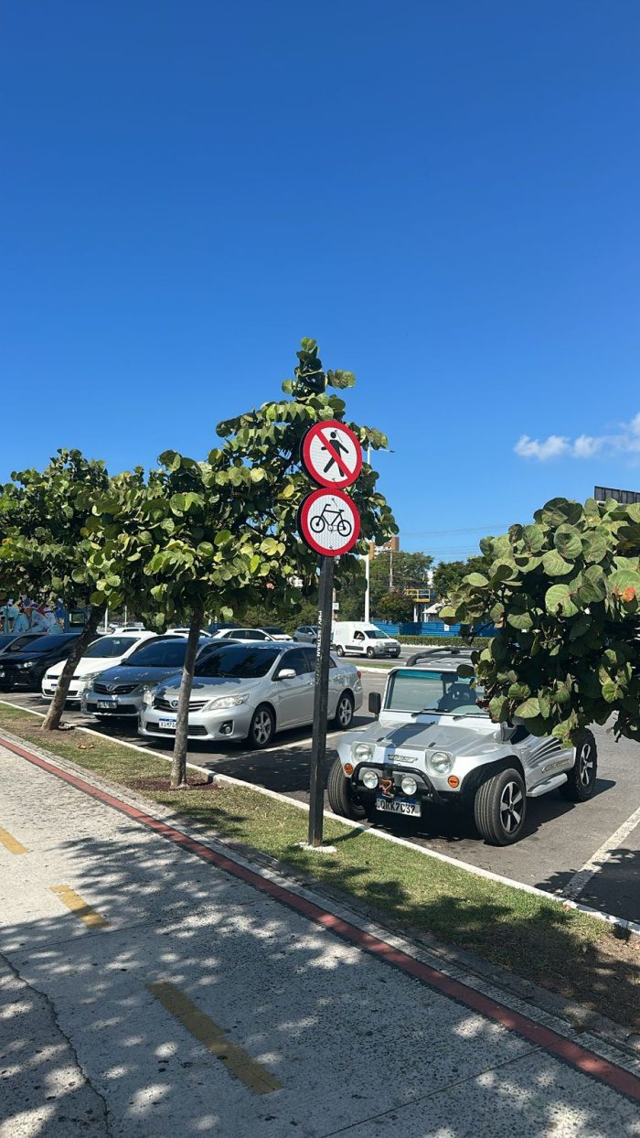 Nova sinalização vertical é implantada na orla de Camburi e na Mata da Praia