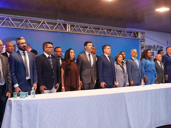 Homenagem conduzida por Devanir aproxima lideranças da Grande Vitória Devanir Ferreira consolida espaço político durante cerimônia em Vila Velha