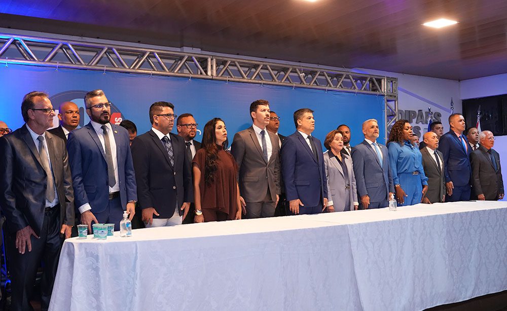 Homenagem conduzida por Devanir aproxima lideranças da Grande Vitória Devanir Ferreira consolida espaço político durante cerimônia em Vila Velha